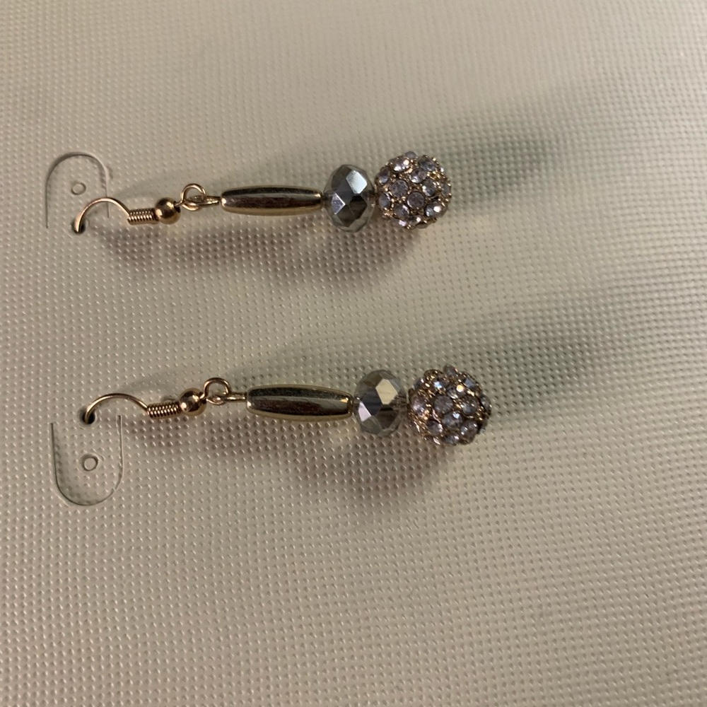 Sophia and Kate Necklace and Earring Set. - Picture 6 of 6